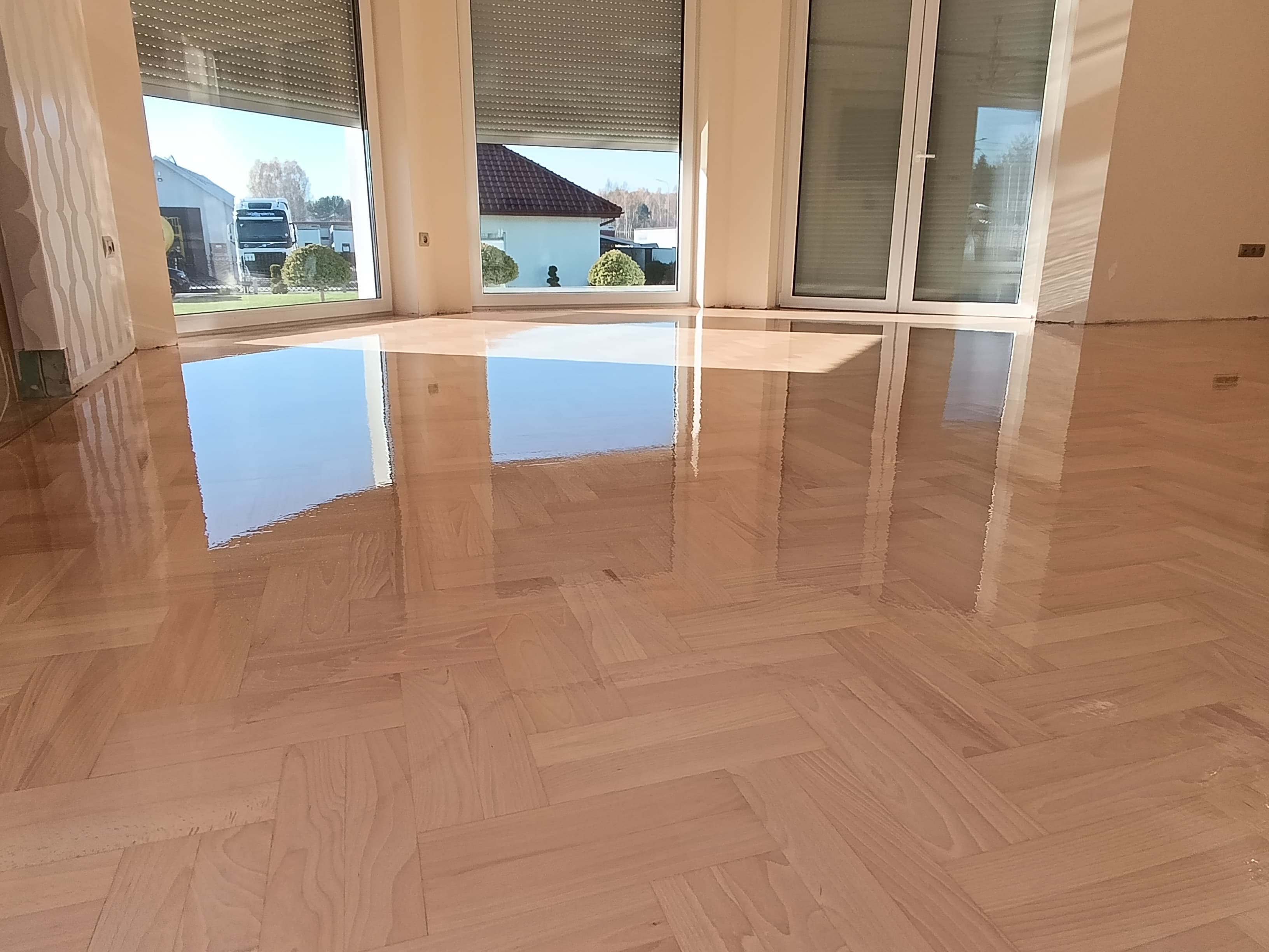 Lustrzane odbicia, widoczny rysunek drewna.