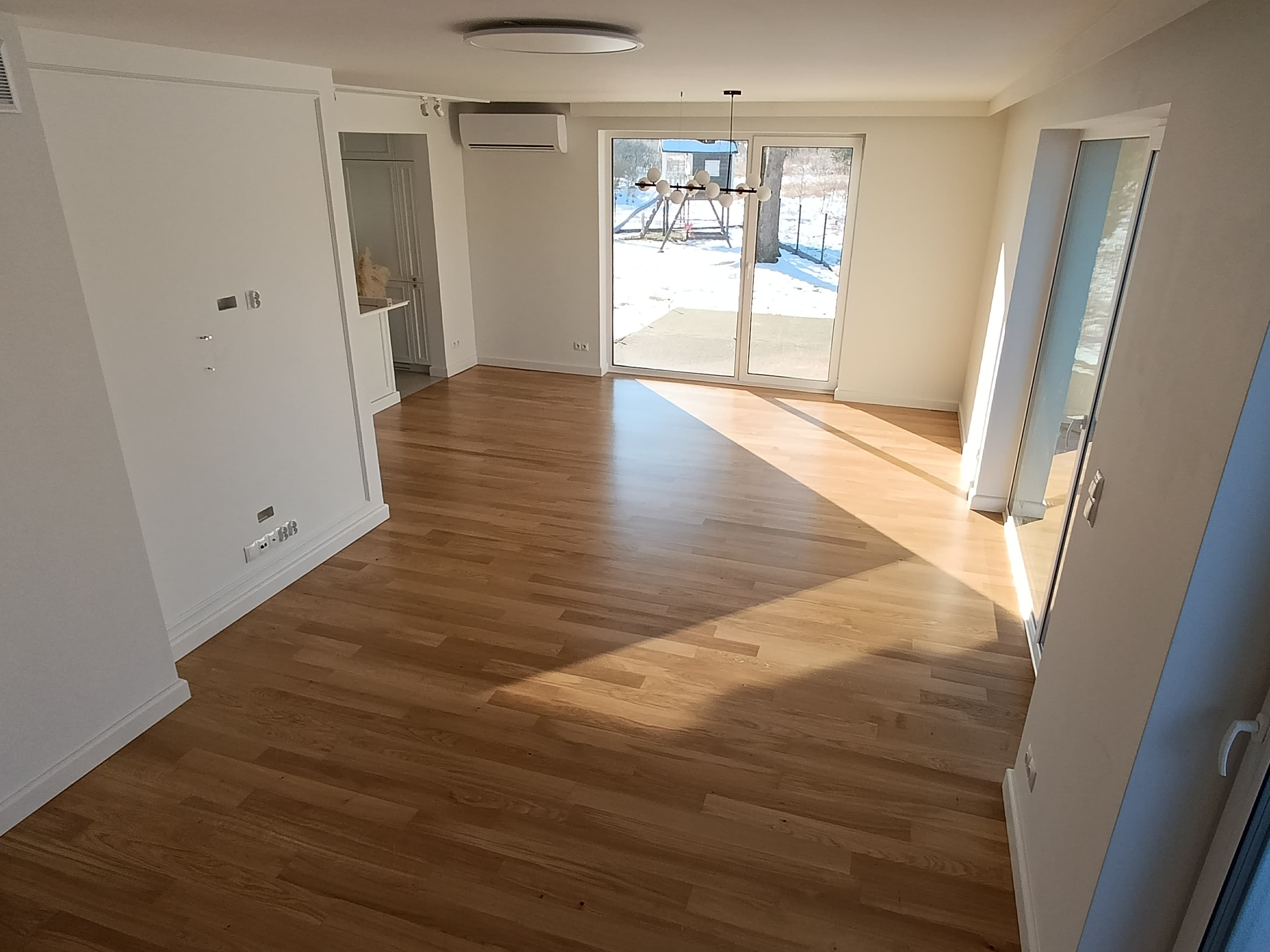 Naturalna barwa dębu w nowoczesnym wnętrzu.